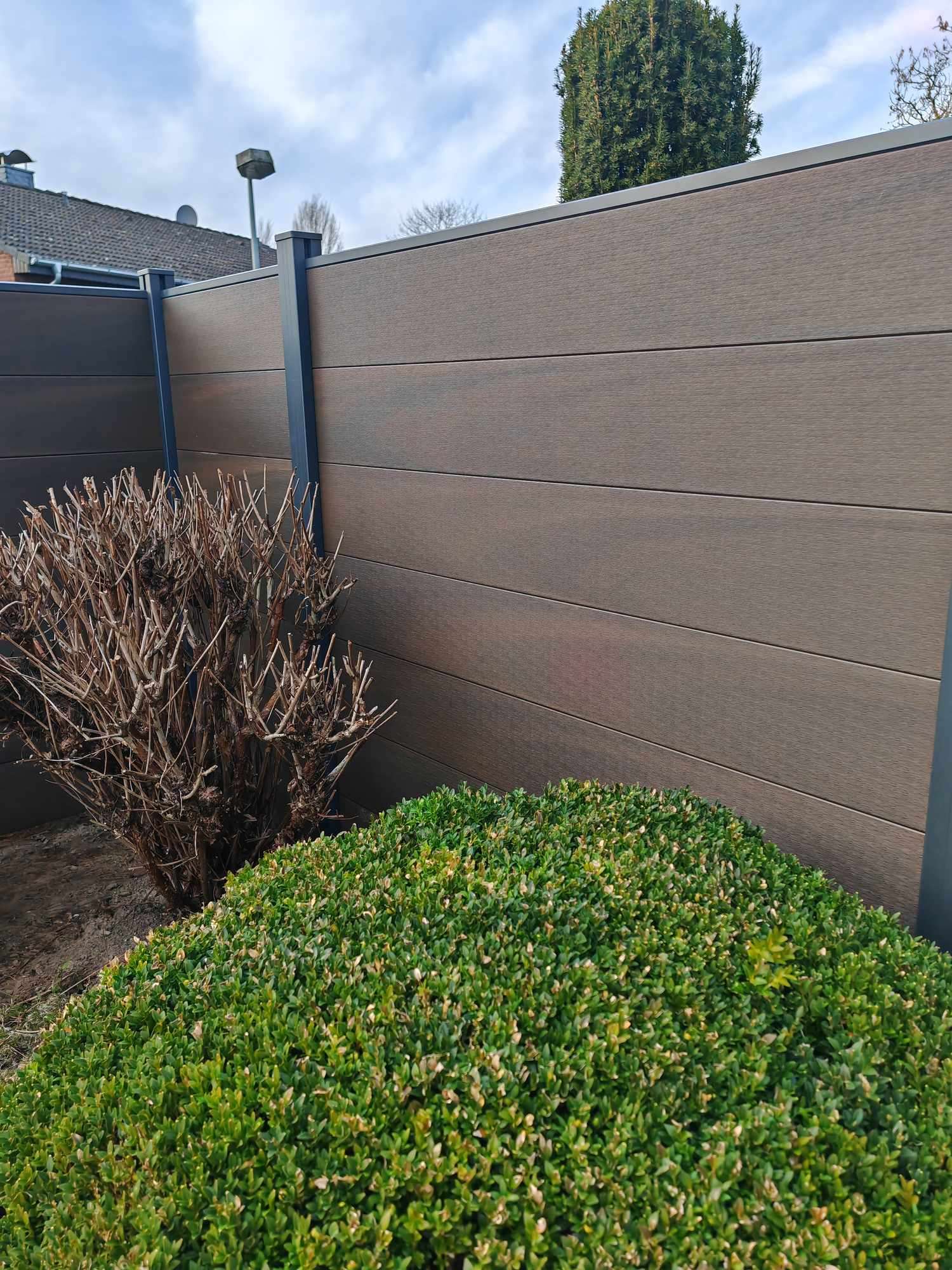 WPC Sichtschutzzaun Groja Solid Grand 1,80 m Walnuss-Optik Bad Segeberg – Detail