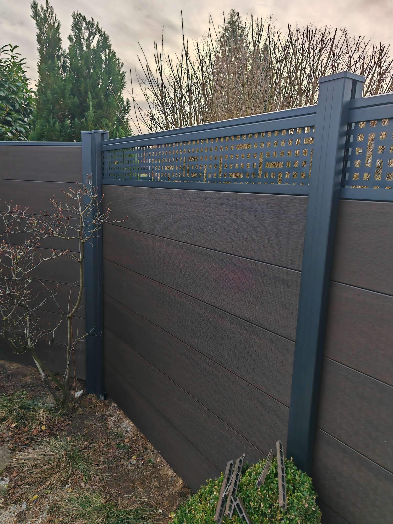 WPC Sichtschutzzaun Groja Solid Grand 1,80 m Walnuss-Optik Bad Segeberg – Nahaufnahme