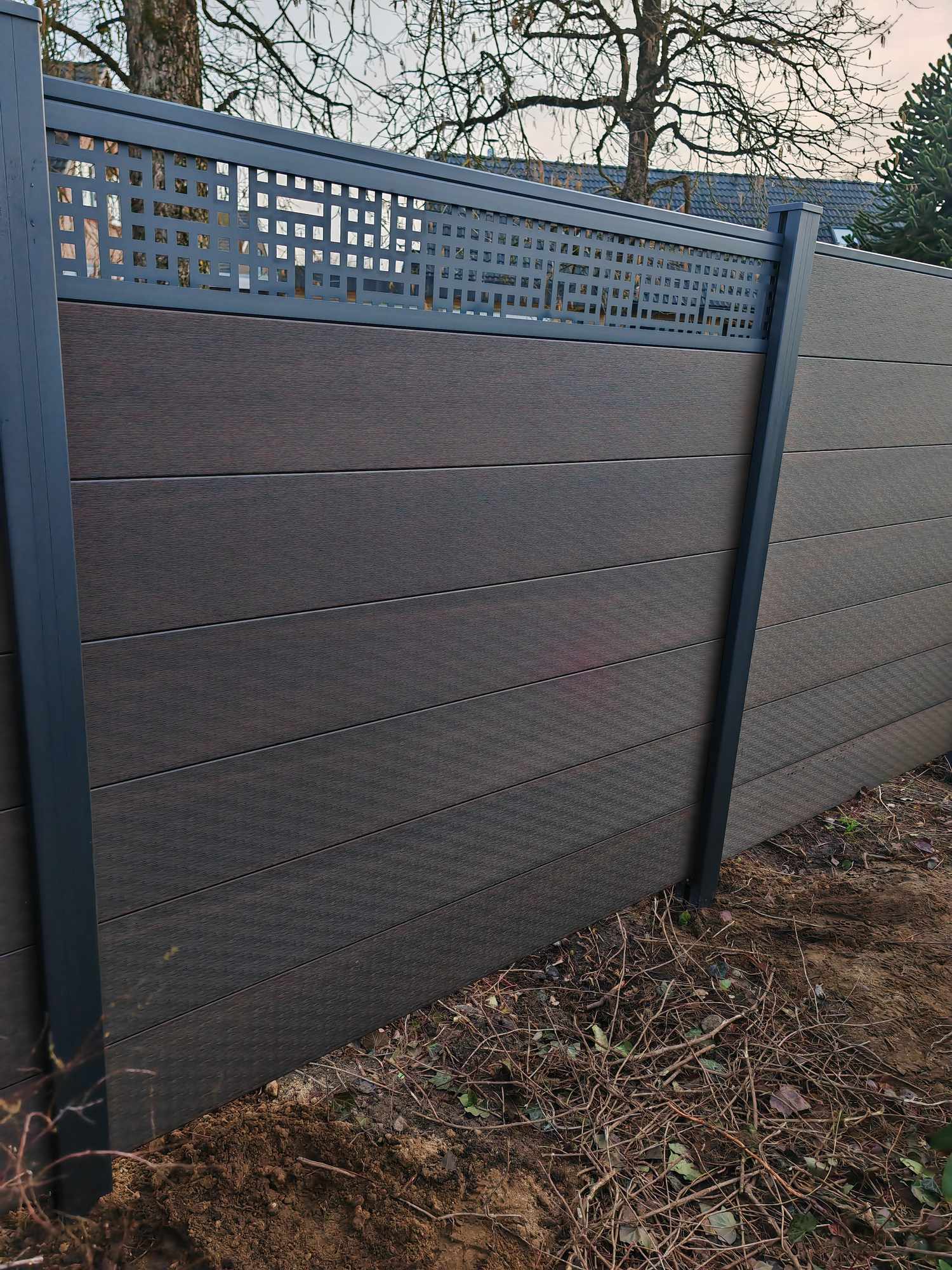 WPC Sichtschutzzaun Groja Solid Grand 1,80 m Walnuss-Optik Bad Segeberg – Perspektive