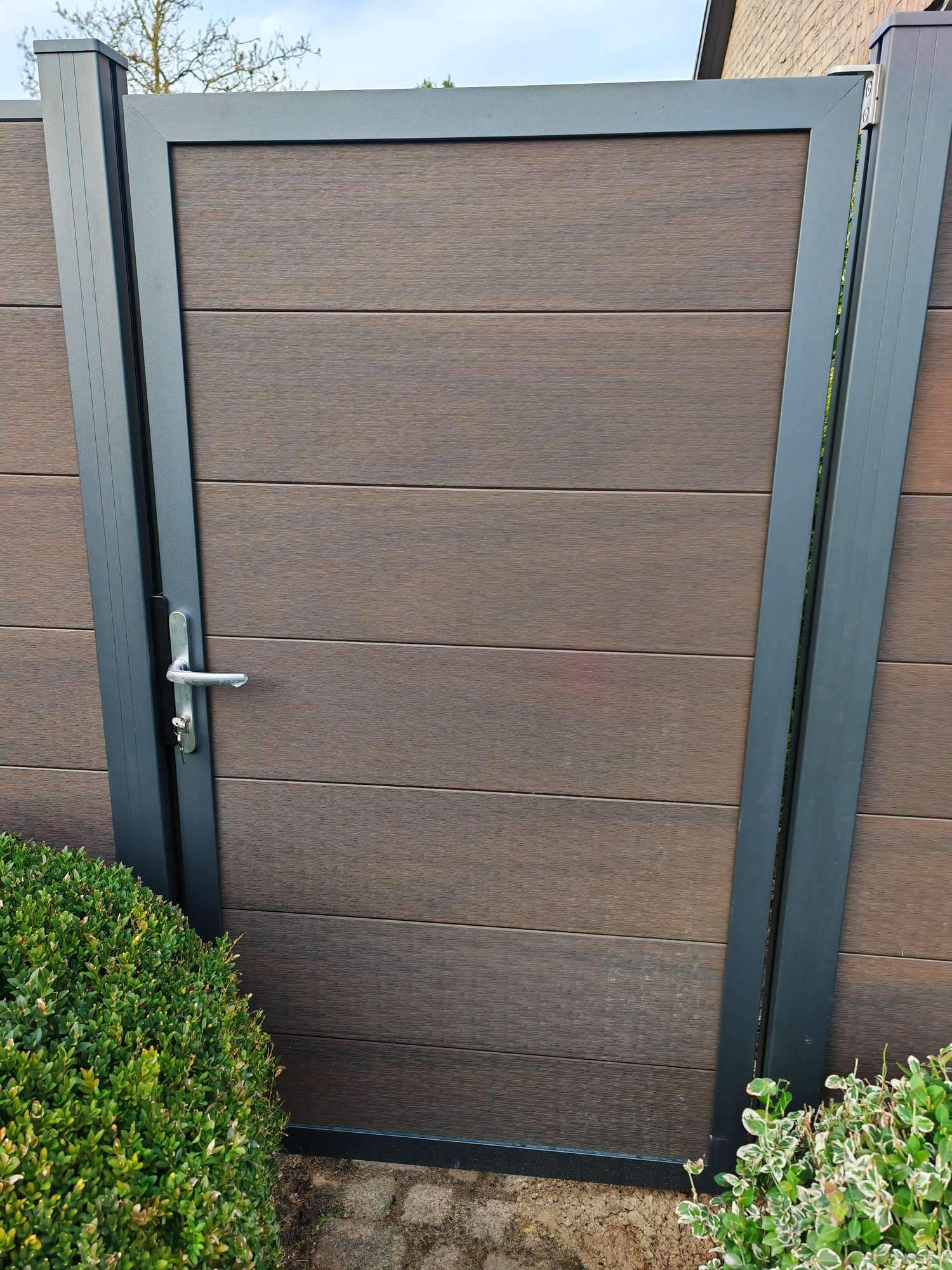 WPC Sichtschutzzaun Groja Solid Grand 1,80 m Walnuss-Optik Bad Segeberg – Zauntor