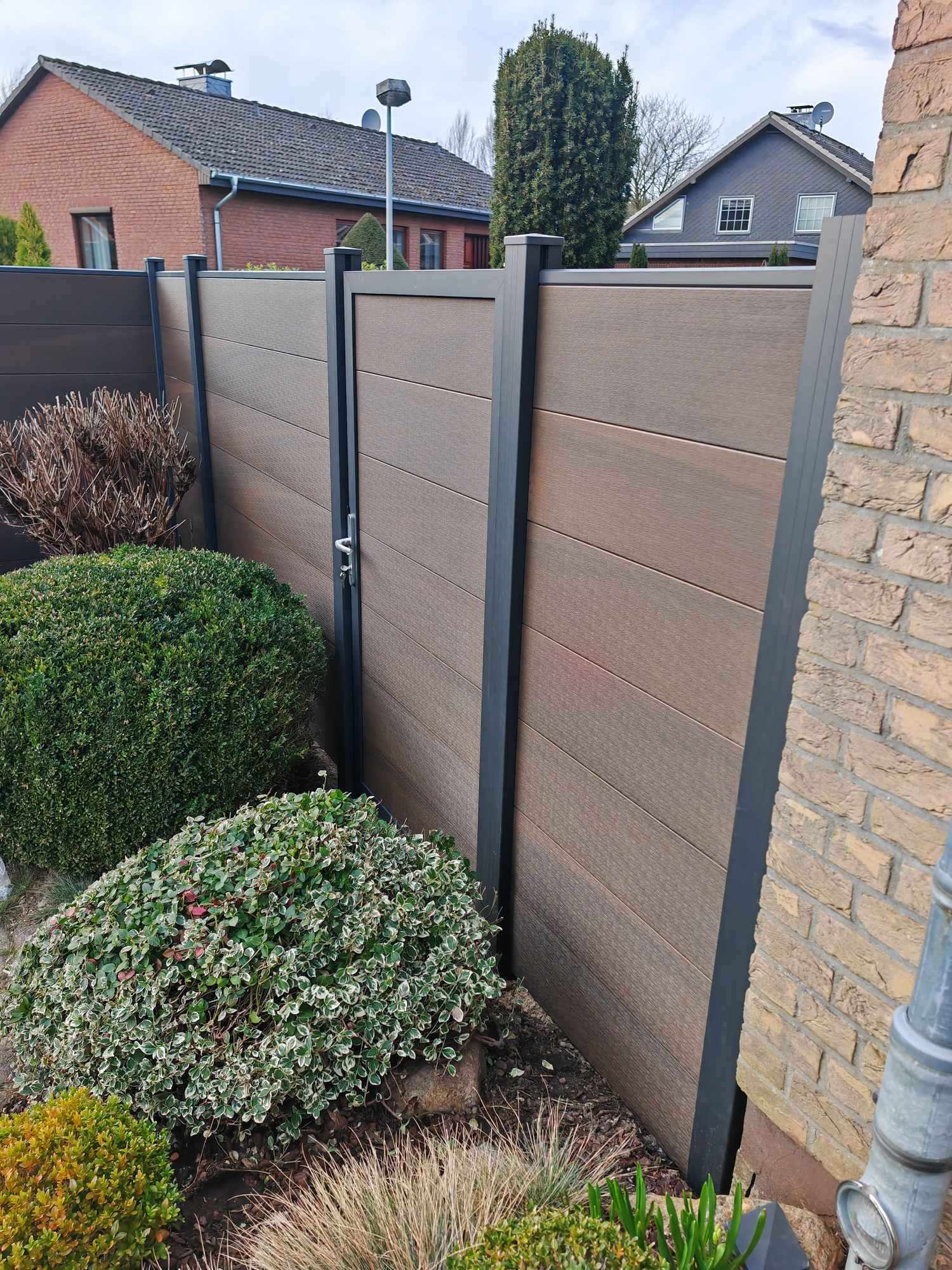 WPC Sichtschutzzaun Groja Solid Grand 1,80 m Walnuss-Optik Bad Segeberg – Doppelstabmattenzaun